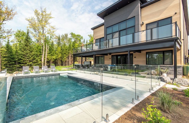 NEW! Chalet Aurora | 5 Bedrooms | Hot tub | Outdoor Pool / Tremblant Living