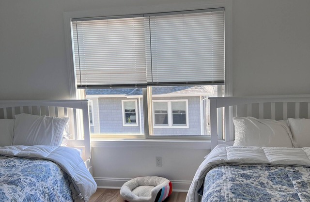 New Charming 2-bdrm sleeps 8: beach badges, ctrl a/c, grill, 1 blk to beach