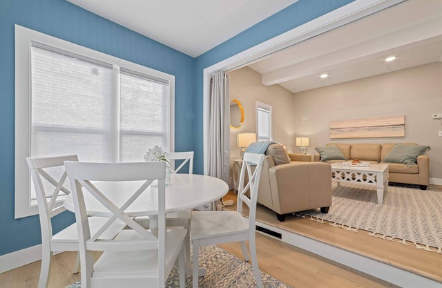 New Charming 2 Bed, Pets, Walk to Downtown