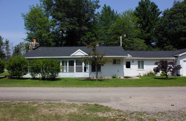 NEW Charming 3-bedroom vacation house in East Tawas on Tawas Bay Point.