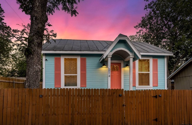 NEW! Charming Historic Bungalow with Modern Amenities! Close to Riverwalk