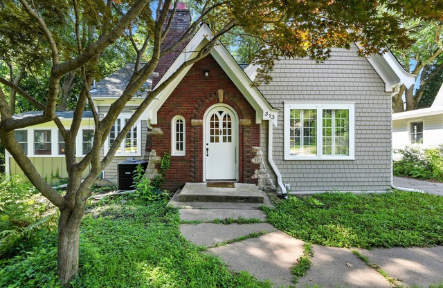 NEW! Charming Manville Heights Cottage Retreat