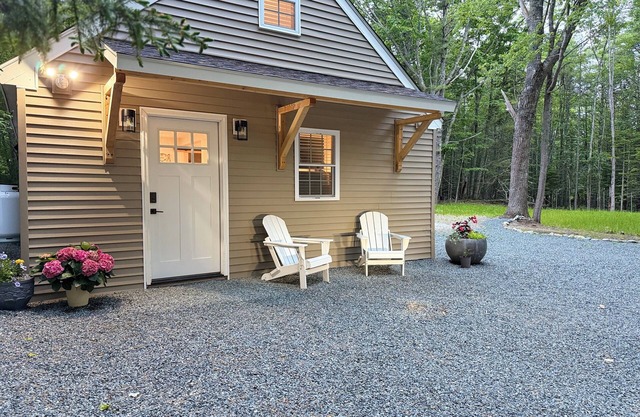 NEW!! Charming STUDIO with AC, WiFi & Fire Pit less than 3 MINUTES to Acadia.