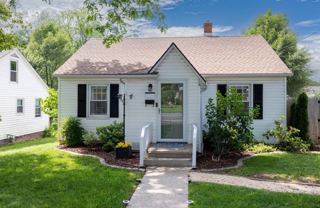 NEW! Cheerful 2 bd bungalow with hot tub. Must see!