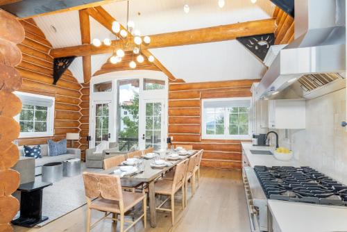 New! Chic European Style Cabin, Short Walk To Ski home