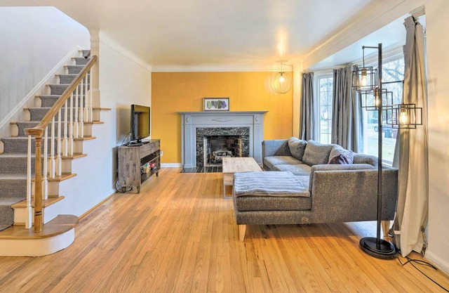 NEW! Chic Pet-Friendly Grosse Pointe Woods Getaway
