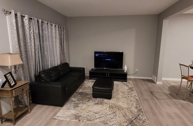 New clean 3-bedroom home in SW Edmonton - 15 min EIA