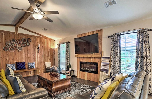 NEW! Clean, Cozy & Custom Family Home 25 Mi to ATL