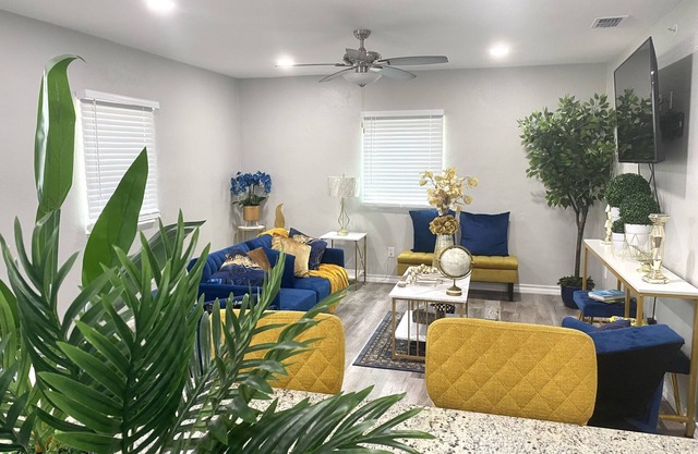 NEW! ✨close to Downtown, Malls & Premium Outlets, with Balcony ❤️