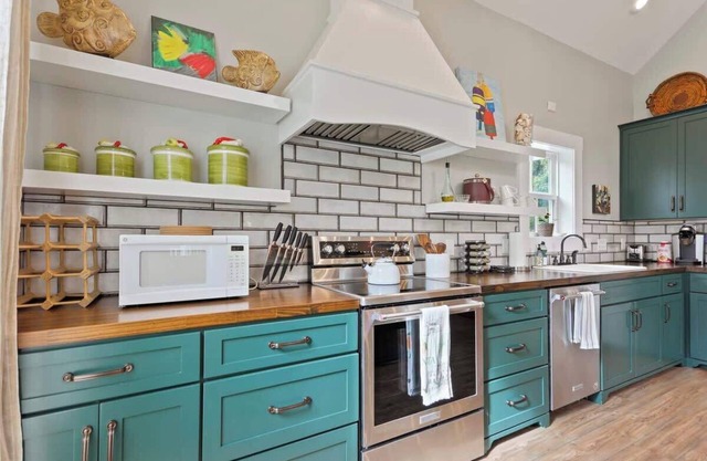 New! Coastal Cottage Collection 10 min to City