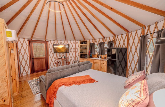 NEW! Cockatoo Yurt/Hot Tub/Grill/Close to Town/River Yurt Village