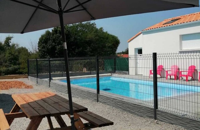 New comfortable house with swimming pool, 6 km from the ocean