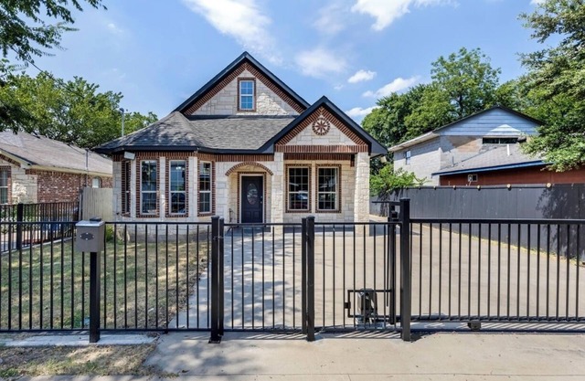 NEW! Comfy Family Sized Home, located about 5 minutes from DOWNTOWN DALLAS!