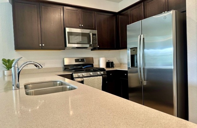 New Comfy Modern Spacious Home near Tesla & AUS