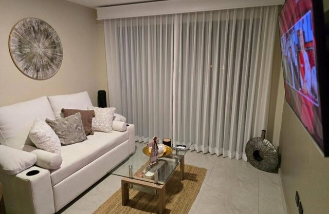 Condo nuevo, a 2.8 km del aeropuerto SJO, piscina, A/C, WiFi, parqueo