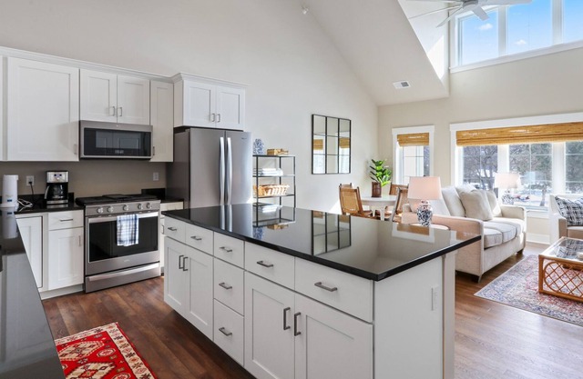 New Construction Gem/Downtown Fontana/Grill Access/Convenient