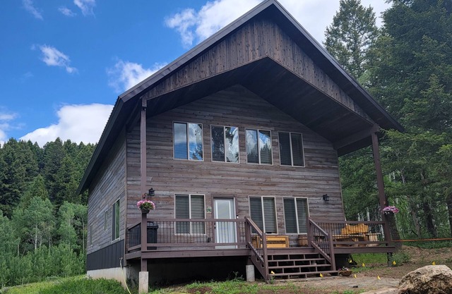 New construction, hot tub, 12 miles to Yellowstone, WiFi, AC, firepit,