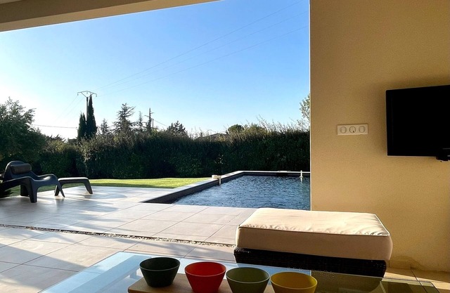 Nueva casa contemporánea con piscina y amplio jardín