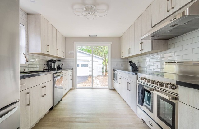 New Cosy 4BR Duplex near Lake City w/ Backyard