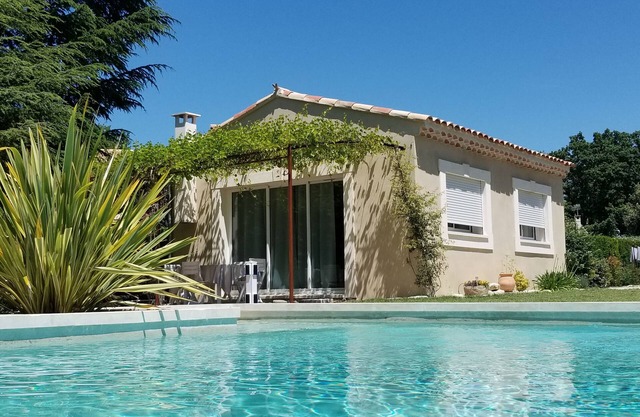 Nueva casa de campo, con piscina frente al Luberon