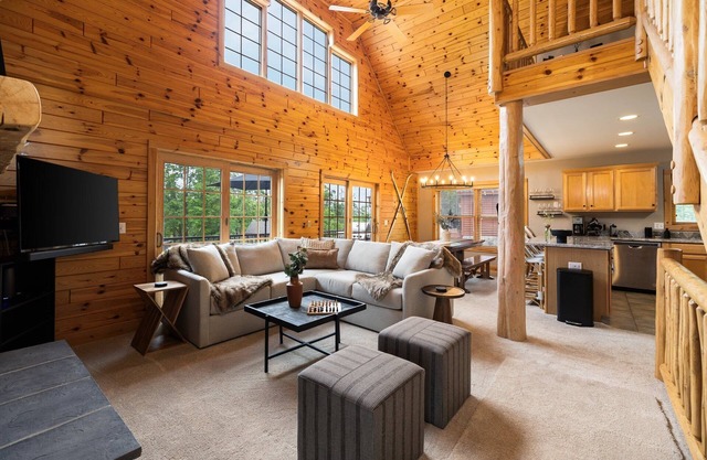 New cozy 4-bedroom cabin 100yrd from golf/ski with WiFi, AC in brilliant Gaylord