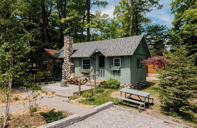 NEW cozy cottage a short walk to Northport and Lake Michigan!