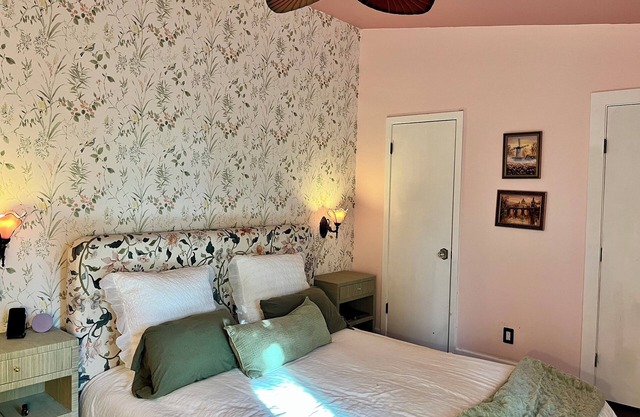 NEW! Cozy House in Austin with THEMED Rooms.