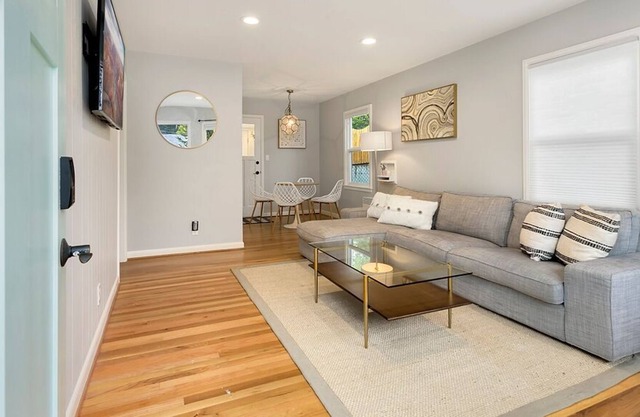 NEW Cozy NE Seattle/Shoreline Updated Home | Fiber Wifi & Fenced Yard | 16min→DT