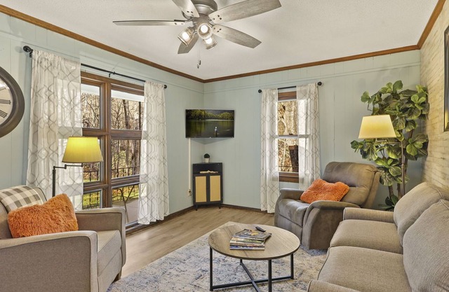 NEW! Cozy, Secluded 3/2, Kid & Family Friendly! Mins to Lansing and West Jeff!