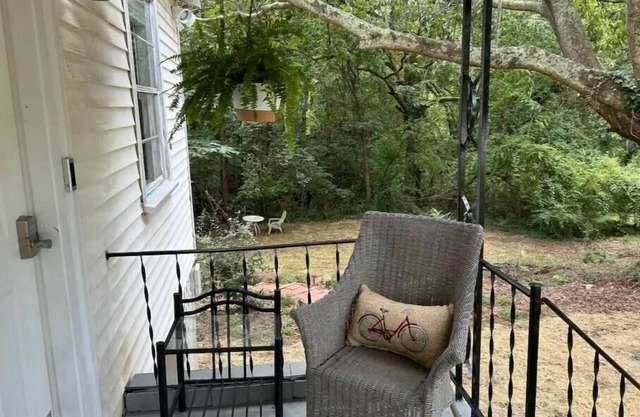 New Cozy Stone Mountain Village HideAway - Studio Apartment Special Pricing
