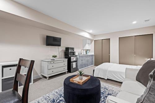New! Cozy Studio Kitchenette Near Sloans Lake