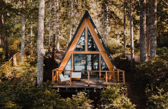 New! Cozy Waterfront A-Frame, Private Beach, Pet Friendly.