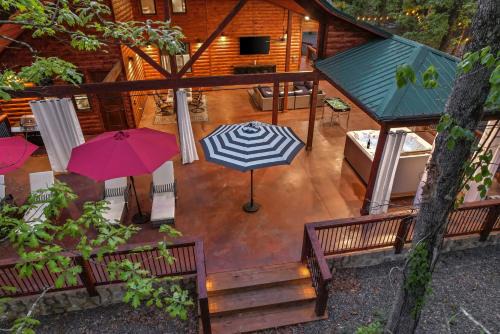 NEW Creekside Cabin with Spa Firepit & Games