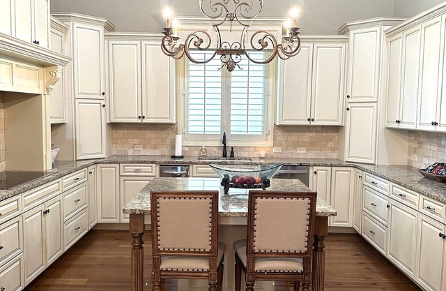 New Custom Oxford Home 2 miles from the square