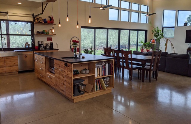 Nuevo hogar PNW personalizado moderno a 20 minutos del campo de Hayward