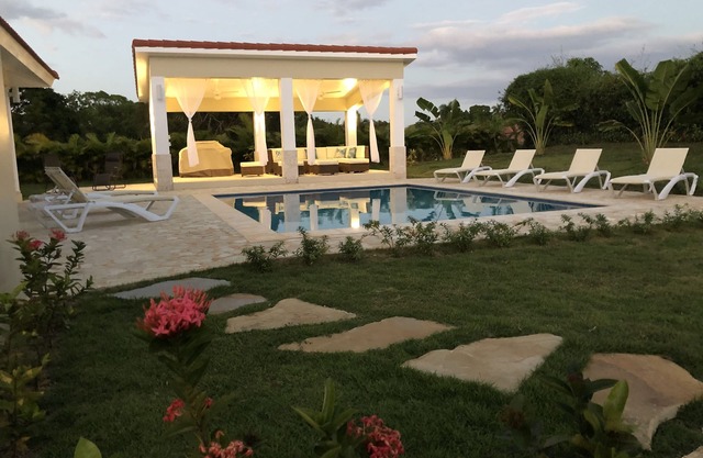Nueva Villa Tropical Custom Chic 4 BR / 4 BA 2 Level en Residencial Hispaniola