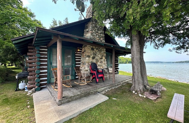 *NEW* Desirable spot on Walloon Lake!! Friday to Friday