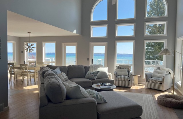 NEW! Direct waterfront Grand Traverse Bay-Suttons Bay. Kayaks, Sandy