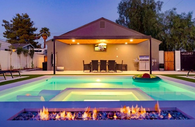 New!☆Downtown Oasis☆Pool |Hot Tub |BBQ |Fire Pit