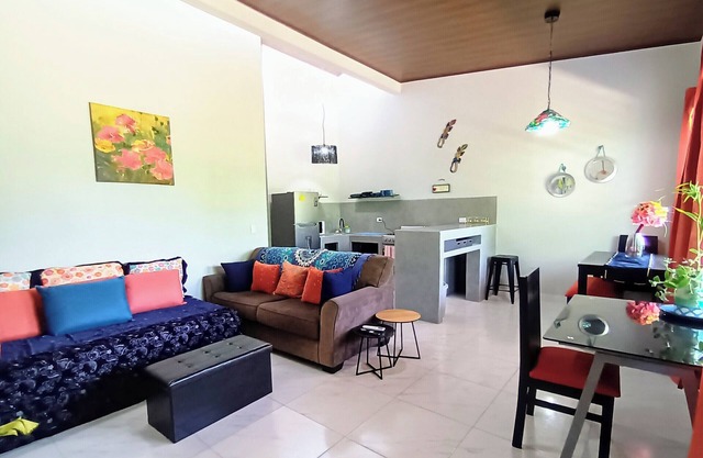 New Duplex Sleeps 6--5 Mins to Dominical Beach-30 Mins to Marino Ballena N. Park