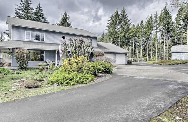 ¡NUEVO! Eatonville Farmhouse w / Fire Pit & Gazebos!