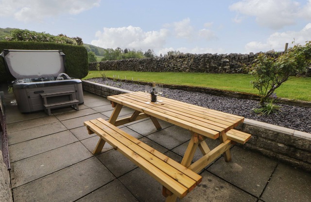 NEW ELM TREE FARM, family friendly in Chapel-En-Le-Frith