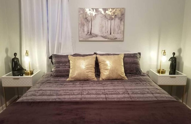*NEW*ENTIRE HOME IN ROSE DISTRICT*DINE*SHOP*FUN