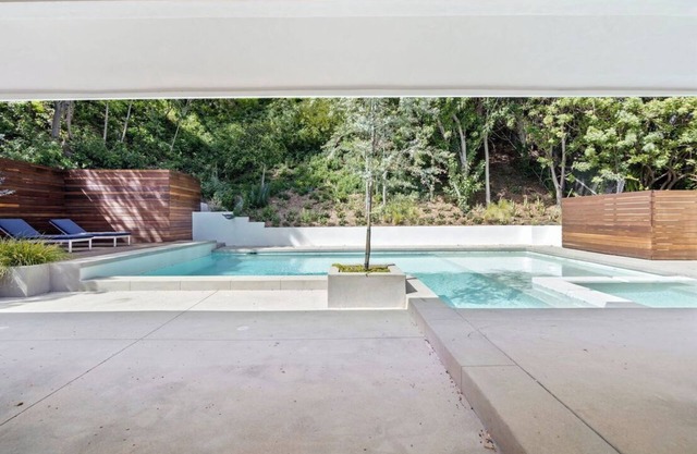 New! Exquisite 5 BR villa w/heated pool and spa!