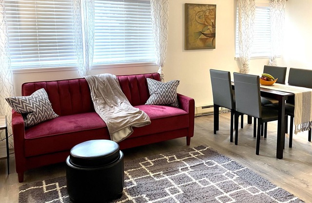 New & Fab! Centrally located in Ballard