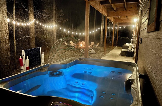 New Family Cabin/Foosball/Hot Tub/Fire Pit/Fireplace/50+ Classic Game Console