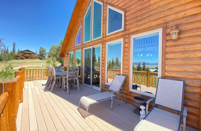 New! Family Getaway with Breathtaking Views/Fireplace/4 TV's/Fenced yard - Blissful Acres