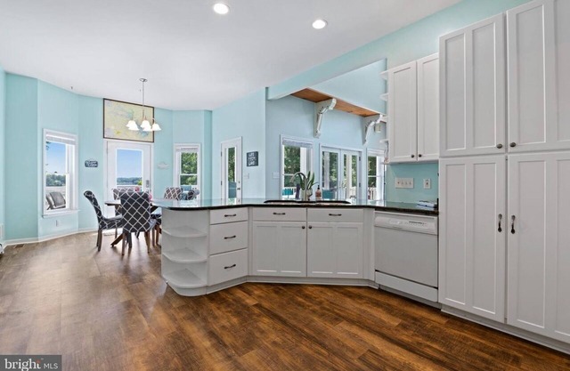 NEW!! Family-sized Lakehouse - Hot Tub, Sauna, Game room, Volleyball, Lake Views