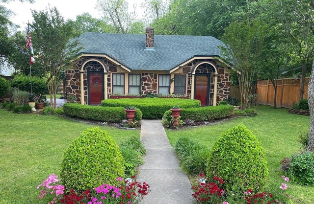 NEW " Fantastic Cottage" in the Historical District. Short walk to city Center.