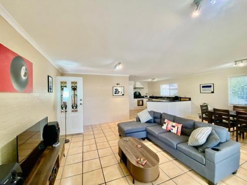 New Farm Home - Relaxing Private City Retreat - Sleeps 6